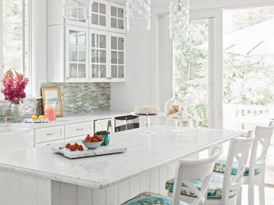Białe klasyczne wysokie stołki z oparciem w klasycznej kuchni z wyspą z marmurowym blatem (25299)