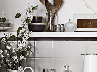 Drewniane, porcelanowe, metalowe  i  szklane detale w białej kuchni (21530)