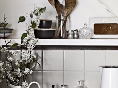 Drewniane, porcelanowe, metalowe  i  szklane detale w białej kuchni (21530)
