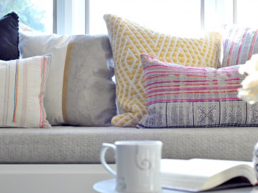Rozmaite poduszki o różnej wielkości, wzorach i kolorach dekorują znacząco przestrzeń. Umiejscowione na leżance w oknie...