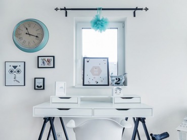 Aranżacja pokoju biurowego w skandynawskim stylu, niemal całego skąpanego w kolorze świeżej bieli. Pojedyncze błękitne...