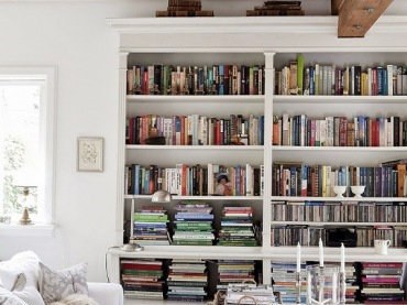 Biblioteczka w białym salonie z drewnianymi belkami (23636)