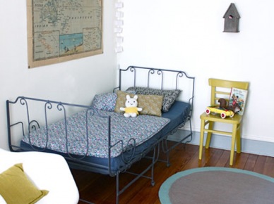 Niebieskie łóżko metalowe i proporczyki w pokoju (18926)