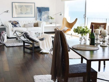 piękny, nowoczesny apartament nad morzem - białe wnętrze wyposażone lekko, z otwartą, dwupoziomową przestrzenią. Proste...