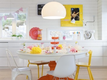 Okragły stół na pomarańczowej nodze,biało-pomarańczowy stół,drewniany stół z białym blatem,kolorowy stół okragły,stół okrągły z żółtym krzesłem,stół w białych wnętrzach skandynawskich (36374)