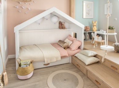 Białe łóżko-domek w pokoju dziecięcym z podestem (56491)