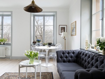 Granatowa pikowana sofa,biały okragły stół z przeźroczystymi nowoczesnymi krzesłami,stolik z tacą (28435)