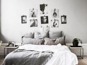 Wysoki pokój przeznaczono na sypialnię. Szary kolor uspokaja i dodaje elegancji. Nad łóżkiem zawieszono czarno-białe zdjęcia bez ramek, które zgrabnie komponują się z...