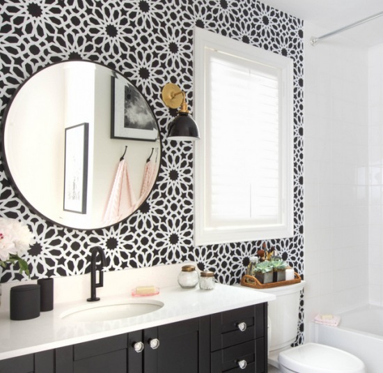 Czarno-biała tapeta ze wzorem w aranżacji eklektycznej łazienki