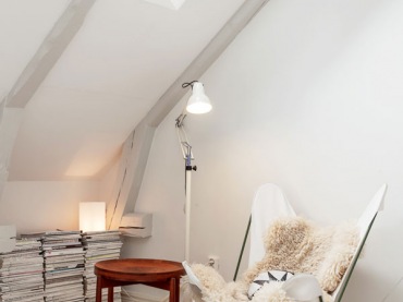 biała aranżacja skandynawskiego mieszkania, które jest miłym, łagodnym wystrojem w stylu loft, z elementami starzonych mebli w drenie. Nie można od niej oderwać oczu, bo to subtelna aranżacja umiejętnie ze sztuką łącząca stary szyk - vintage - z nowoczesnym projektowaniem w stylu...