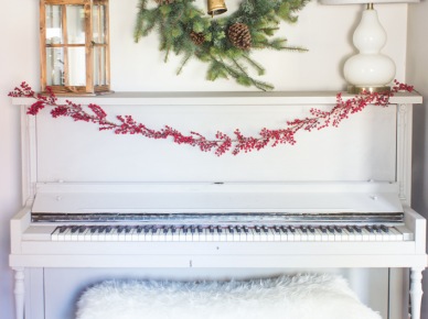Świąteczna dekoracja białego pianina (54160)