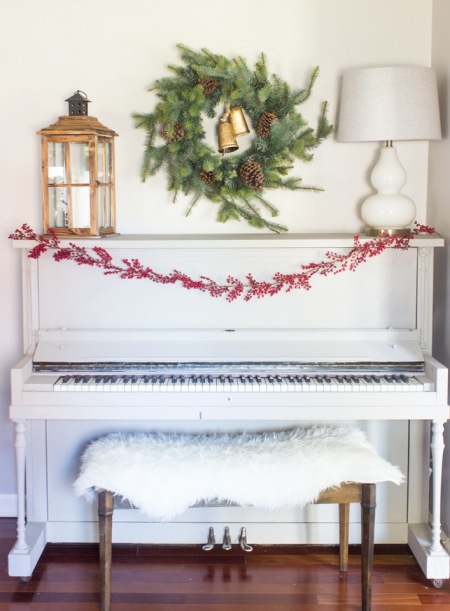 Świąteczna dekoracja białego pianina