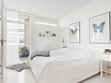 Plakaty z motylami w dekoracji białej sypialni w stylu skandynawskim (24784)