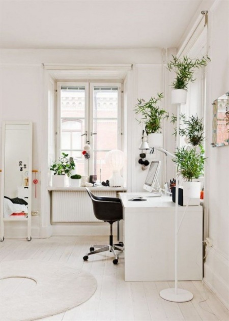 Przestronny domowy gabinet w białym kolorze