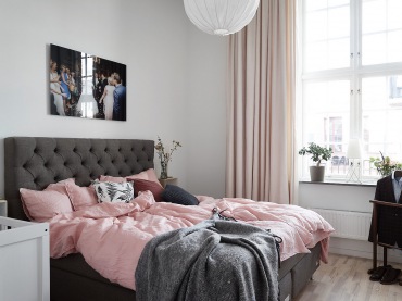Szare łóżko z pikowanym wezgłowiem prezentuje się bardzo elegancko. Wnosi do sypialni przytulny klimat oraz podkreśla...