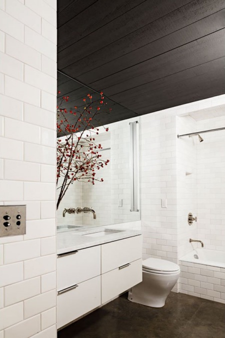 Czarny sufit i marmurowa podłoga w białej łazience