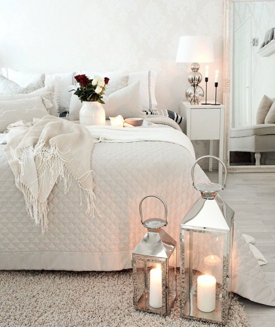 Srebrne dodatki do romantycznej sypialni w pastelach