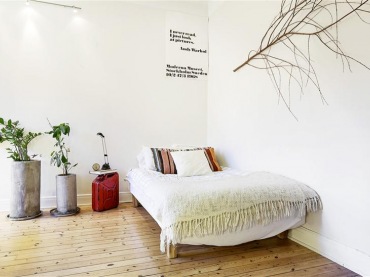 wyjątkowo przytulne i miłe małe mieszkanie - białe wnętrze z drewnianą, piękną podłogą z desek w naturalnym kolorze i białymi meblami. Parę dodatków rustykalnych stworzyło niepowtarzalny klimat, który wyróżnia to wnętrze spośród innych w stylu skandynawskim. Jest trochę nostalgiczne z nawiązaniem do wiejskiego, domowego ogniska. Bardzo mi się podoba otwarta przestrzeń pomiędzy kuchnią i salonem. jest lekko i...