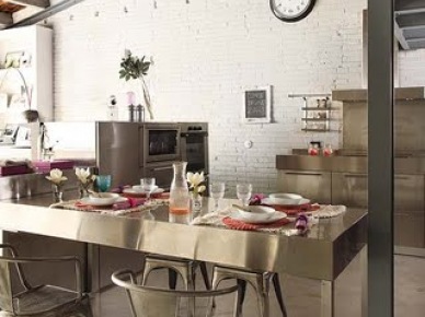 Stalowe meble i krzesła w industrialnej kuchni z białą cegłą na ścianie (20327)