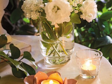 relaks w ogrodzie - kawa, napoje i piękne dekoracje stołu - lampiony, kwiaty, świece i pyszne...