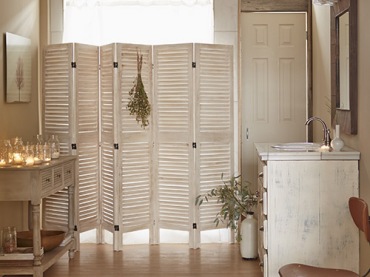 Aranżacja jasnej łazienki z bielonym i naturalnym drewnem (42109)