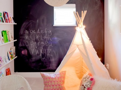Ściana pomalowana farbą tablicową w pokoju dziecięcym (25301)