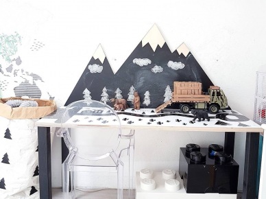 Oryginalne biurko z dekoracją górami w pokoju dziecięcym (52606)