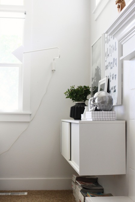 Jak mocować na ścianie białe komody w małym salonie ?