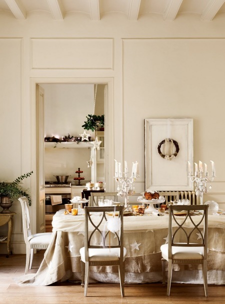 Białe ekrany panele na ścianie w jadalni ze świątecznym stołem i francuskimi szarymi krzesłami