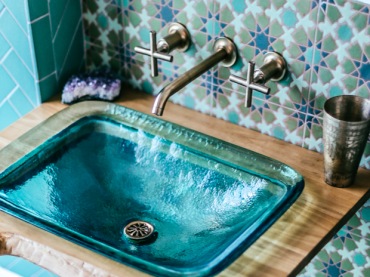 Na uwagę w łazience zasługuje niesamowita umywalka. Piękny kolor i ciekawa faktura sprawiają, że wiele wnosi do aranżacji. Wzorzyste kafle również urozmaicają...