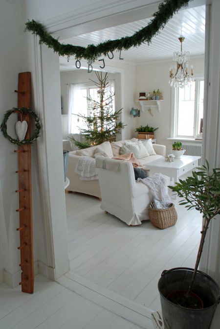 Skandynawskie święta,święta z choinką w stylu skandynawskim,wiejski styl świąt,dekoracje świąteczne z choinką,aranżacja świąteczna w salonie