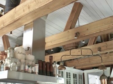 Klimat w kuchni potęgują drewniane belki u sufitu, podobnie jak spora wysokość pomieszczenia. Miejscami sięga nawet 4,2...