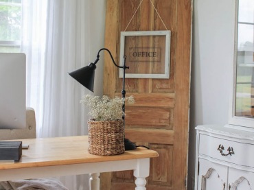Drewniane drzwi w domowym gabinecie tworzą niezwykły charakter, tym bardziej, że zastosowano je w wersji wolnostojącej....