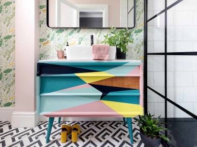 Kolorowa szafka w geometryczne wzory w łazience (56147)
