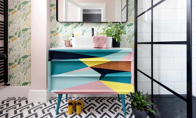 Kolorowa szafka w geometryczne wzory w łazience