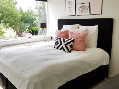 Czarne łóżka i różowe dodatki w sypialni (53002)