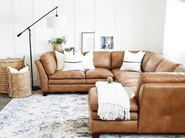 Duża narożna sofa ze skóry stanowi główny element wystroju salonu. Wzorzysty dywan subtelnie ozdabia wnętrze, podobnie...