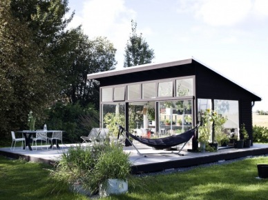 Pomysł na mały domek letniskowy z tarasem  w skandynawskim stylu (48555)