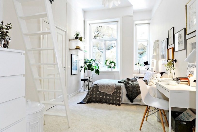 Kącik biurowy w białej sypialni w stylu skandynawskim