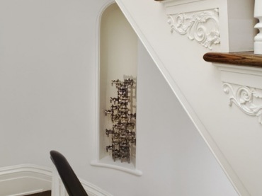 to przykład klasycznych schodów z bogatymi zdobieniami białą sztukaterią - pasują do wszystkich wnętrz klasycznych...