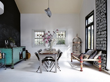 Czarna ściana z tablicową farbą,tukusowa metalowa komoda ,szary stół vintae,leżanka w stylu bohemian i francuska metalowa klatka w bialym salonie (24760)