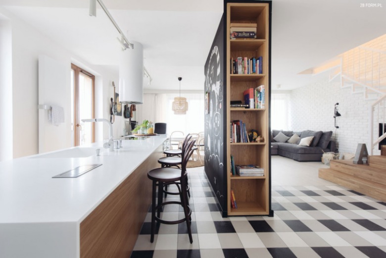 Bardzo oryginalna i rodzinna aranżacja mieszkania o pow. 100 m2 w monochromatycznej bieli i czerni (51341)