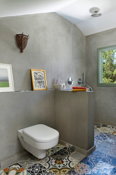Szara łazienka z marokańską terakotą