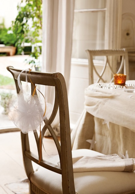 Prowansalskie krzesła z patyną w światecznej białej dekoracji