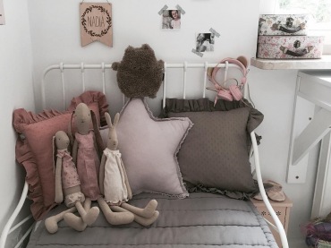 Neutralna paleta barw i ogólny kojący charakter cechuje przyjemny pokój dziecięcy. Kompozycja na łóżku może zachwycać - pastelowe poduszki w zgaszonych odcieniach obszyte falbankami czy rodzina króliczków tworzą naprawdę zachęcającą do wypoczynku...