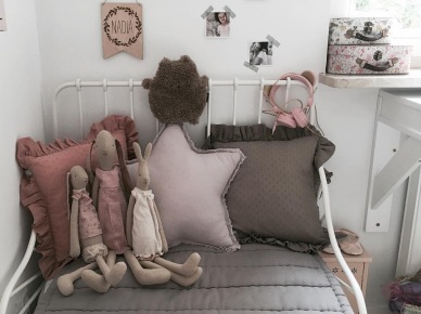 Poduszki i dekoracje ścienne w aranżacji pokoju dziecięcego (51303)