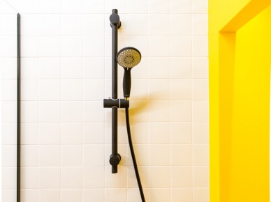 Żółta ściana w aranżacji minimalistycznej łazienki (56062)
