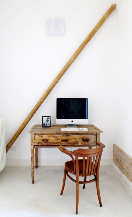 Bambusowa belka, biurko vintage i klasyczne gięte krzesło