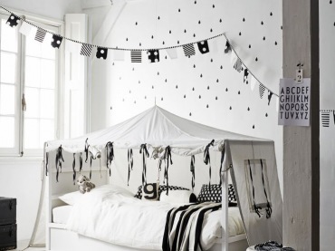 Oryginalny namiot-baldachim nad łózkiem dziecięcym,biało-czarne proporczyki i biała tapeta w groszki na ścianie (24845)