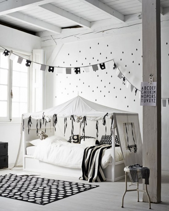 Oryginalny namiot-baldachim nad łózkiem dziecięcym,biało-czarne proporczyki i biała tapeta w groszki na ścianie